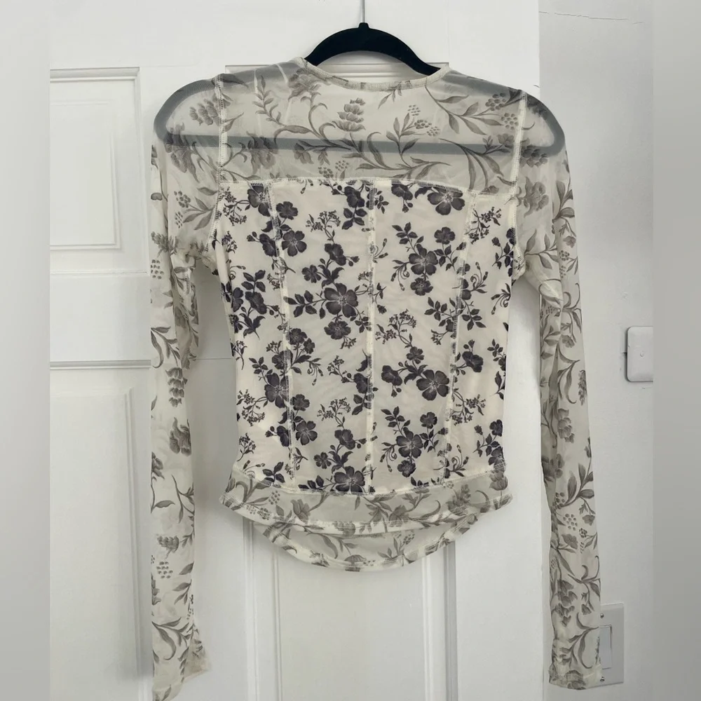 Free people long sleeve
Worn once great condition - Picture 3 of 5